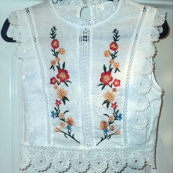 Tops - NEW WITHOUT TAGS EMBROIDERED TOP. SUPER CUTE.